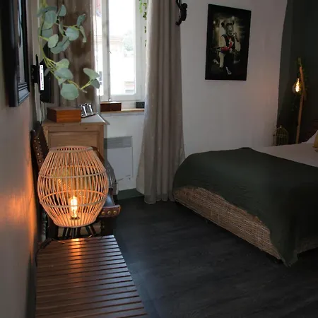 Les Demoiselles Oda ve Kahvaltı Honfleur